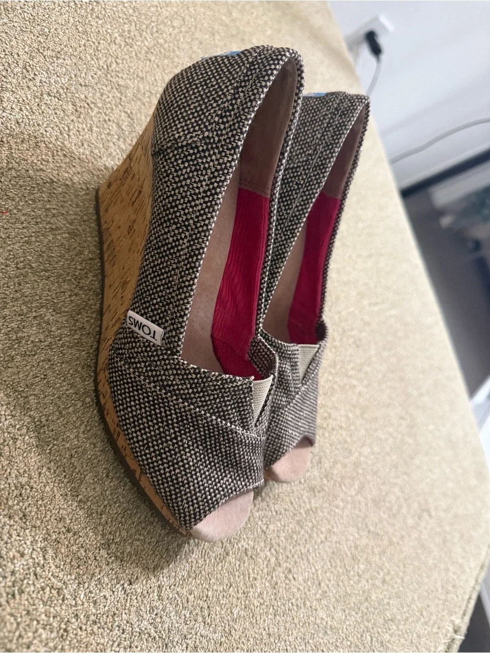 TOMS Stella cork wedge heel size 5 brown gold herringbone tweed peep toe